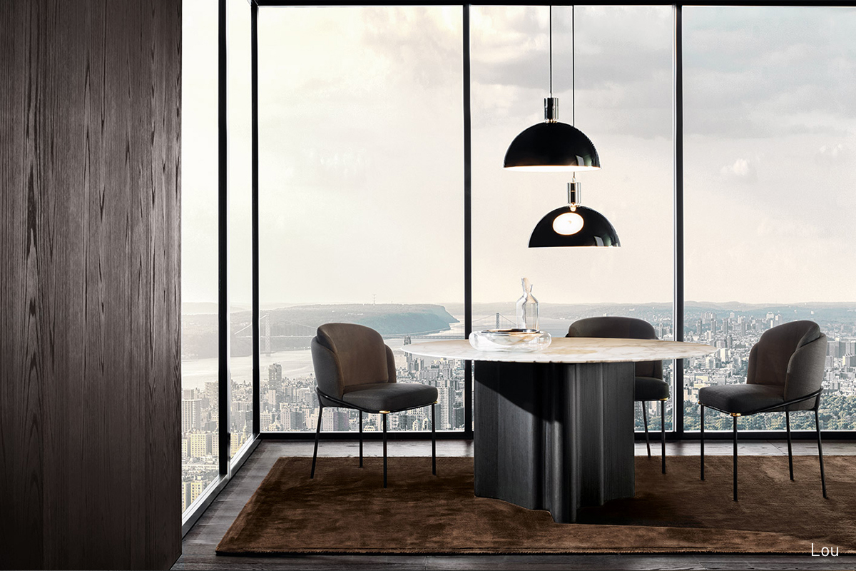 Christophe Delcourt interpreta l'aspetto più decorativo di Minotti attraverso il debutto nel 2017 della collezione <strong>Lou</strong> – contenitori, tavoli e tavolini – della poltrona <strong>Fil Noir</strong> e del tavolino <strong>Noor</strong>.