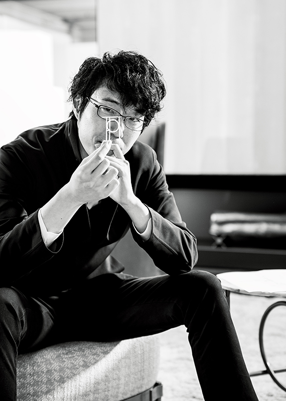 <p>I primi dialoghi tra Minotti e<s>d</s> il designer giapponese Oki Sato, avvengono nel 2017.&nbsp;</p>

<p>Poliedrico, poetico e&nbsp;originale, Oki Sato fonda a Tokyo nel 2002 lo studio di architettura e design Nendo, di cui è Chief Designer. Conosciuto in tutto il mondo per il suo approccio multiforme al design, che spazia dalla progettazione grafica a quella di prodotto, dall’architettura alla realizzazione di installazioni, Oki Sato entra ufficialmente a far parte del team dei&nbsp;designer di Minotti nel 2018.</p>
