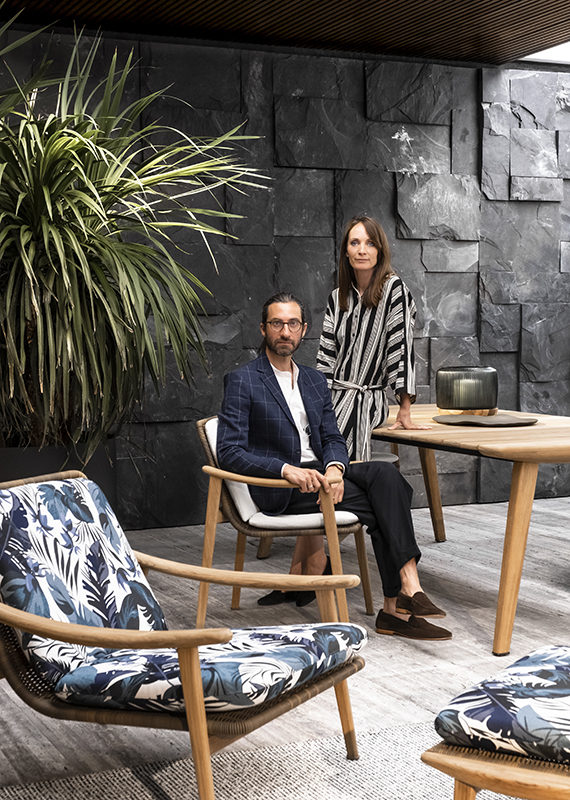 <p>Die Zusammenarbeit zwischen Minotti und GamFratesi nimmt ihren Anfang 2018.</p>

<p>Im Design von GamFratesi, einem 2006 in Kopenhagen vom italienisch-dänischen Duo Enrico Fratesi und Stine Gam gegründeten Architekturbüro, vermischen sich Tradition und Innovation, Handwerk und Technologie, Strenge und Poesie auf vollendete Weise.</p>
