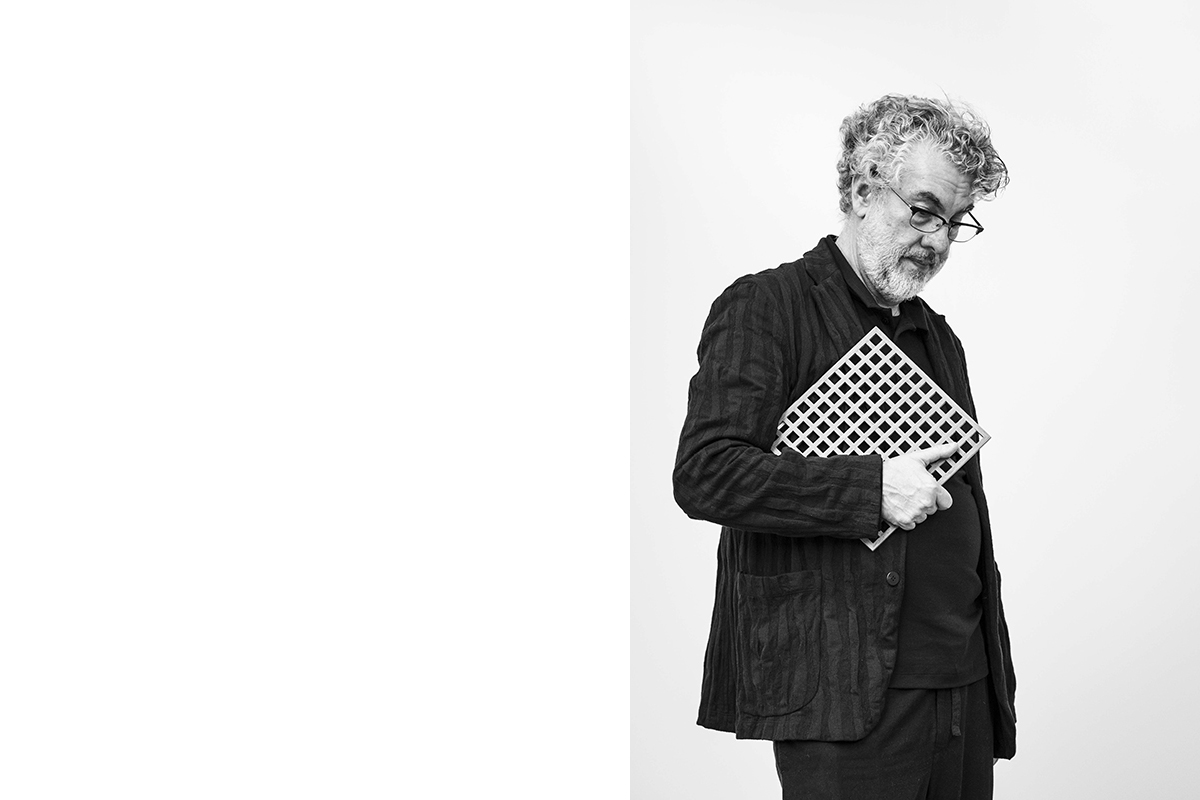 <p>Marcio Kogan entra en el mundo de la arquitectura y funda el Studio MK27 en São Paulo a finales de los años 70. Volcánico y riguroso, atento a la pureza de los volúmenes y la simplicidad de las formas, a los detalles y los acabados, Marcio Kogan privilegia las arquitecturas rectilíneas abiertas que crean una continuidad estética y estilística entre el interior y el exterior, con cristaleras hasta el techo que anulan el límite con el exterior.</p>
