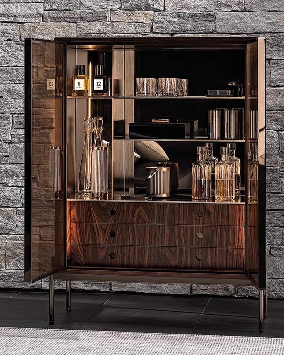 Porno eshik taqilladi Yaqin planda yunoncha porno surat