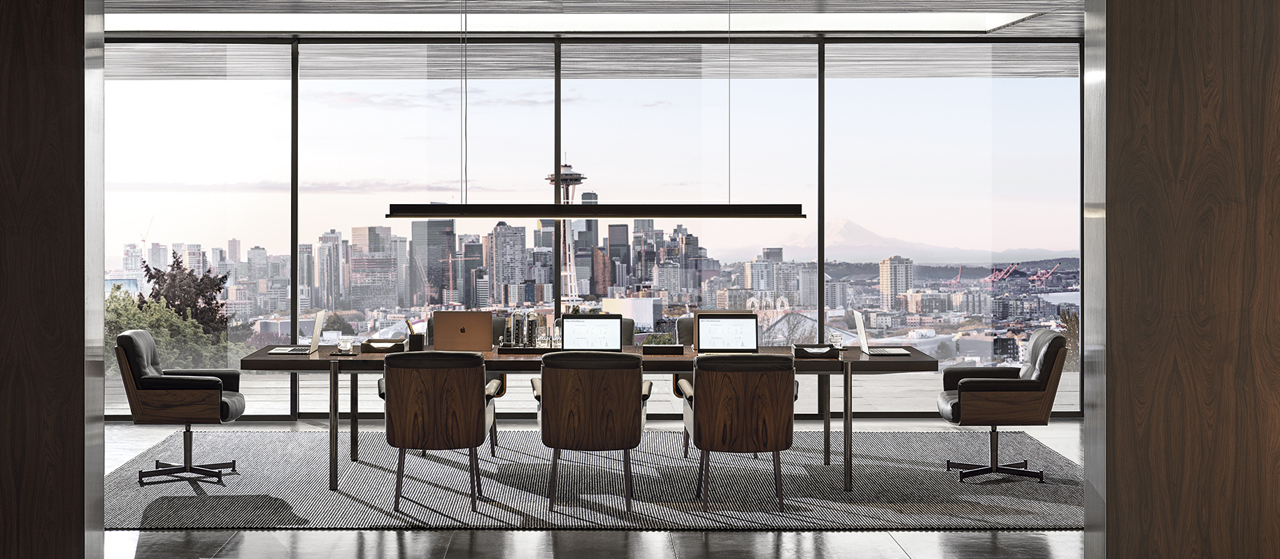 <p>The <strong>2021 Collection</strong> is so rich and varied that it easily adapts to the world of workspaces, elegantly interpreting professional environments such as boardrooms, meeting rooms, management offices and high-level lobbies.&nbsp;</p>
